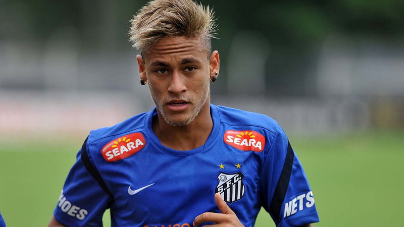 Neymar começou sua carreira no Santos FC, um dos clubes mais tradicionais do futebol brasileiro